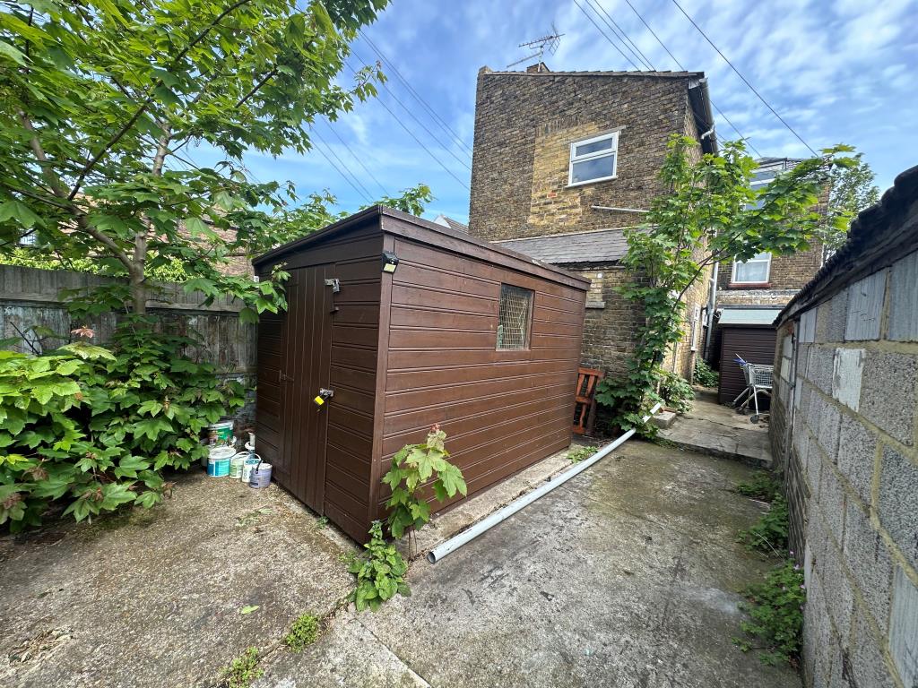 Lot: 95 - FREEHOLD BLOCK OF THREE FLATS - Rear of end-terraced block of three flats